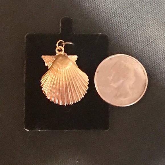 🔴 $5 or 3 for $12 Gold tone Shell Pendant - Picture 3 of 3